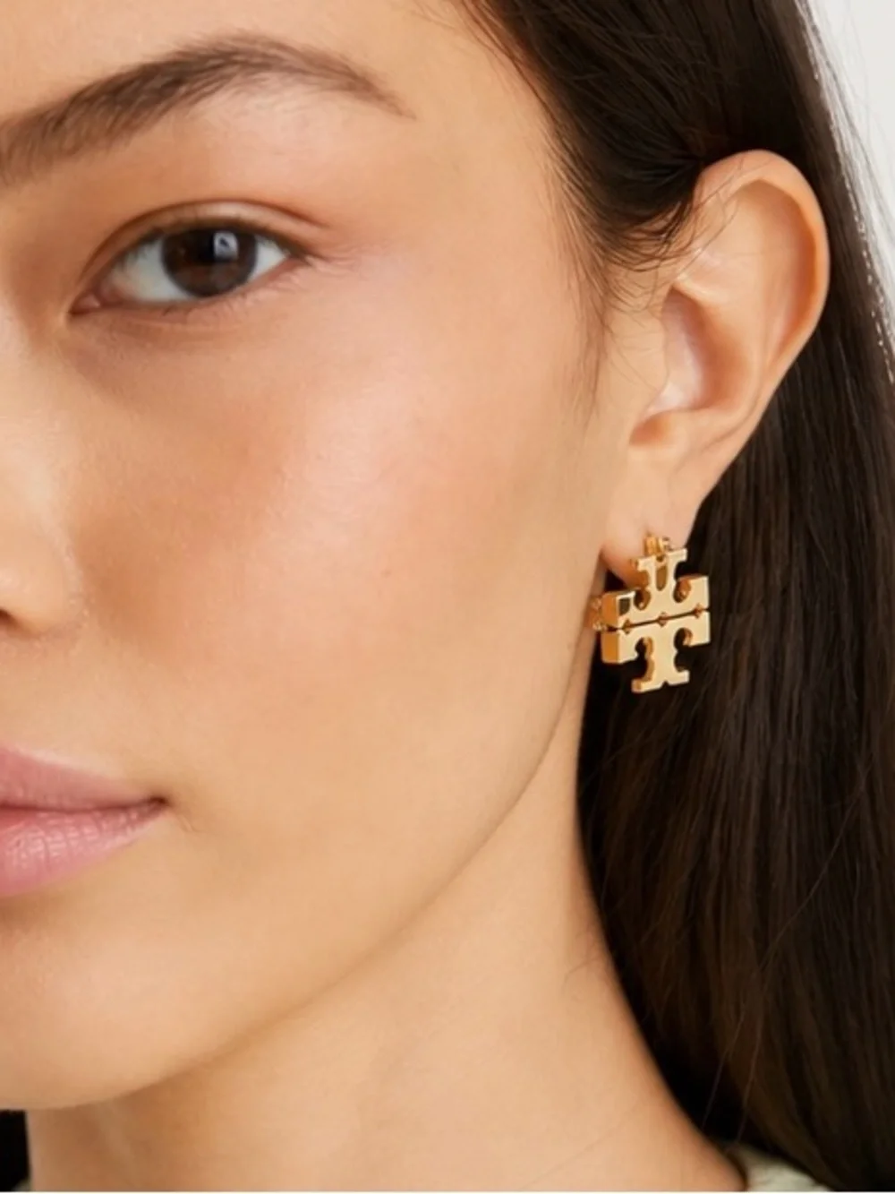 Tory Burch Classic Double T Logo Stud Earrings – 18K Gold-Plated 💛✨